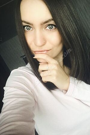 валя, метро Международная